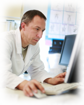Farmaceuta przed monitorem komputera